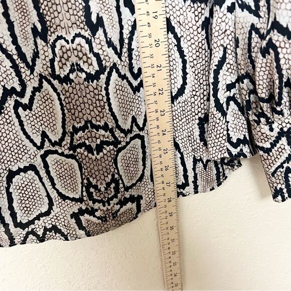 Cabi Beige Black SnakeSkin Print Long Sleeve V Neck Blouse Size M - Picture 2 of 8
